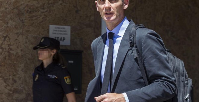 Iñaki Urdangarín a su salida de la Escuela Balear de la Administración Pública (EBAP) de Palma tras la sexagésima sesión del juicio del caso Nóos. El abogado defensor Mario Pascual Vives ha negado hoy ante el tribunal que juzga el caso Nóos que Iñaki Urda