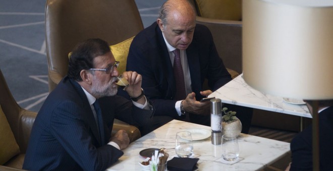 El ministro del Interior, Jorge Fernández Díaz y el presidente del Gobierno, Mariano Rajoy. EFE