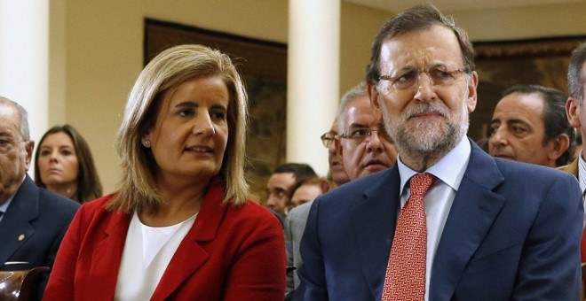 El presidente del Gobierno en funciones, Mariano Rajoy, con la ministra de Empleo en funciones, Fátima Báñez. EFE