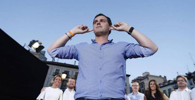 El candidato a la presidencia del gobierno por Ciudadanos, Albert Rivera, durante el acto de cierre de campaña que la formación naranja celebró en la madrileña plaza de Ópera. / EFE