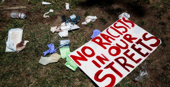 Vendas con sangre y restos de la protesta yacen sobre el césped del capitolio del estado de California, tras el enfrentamiento entre neonazis y antifascistas en Sacramento , California, Estados Unidos.- REUTERS / Max Whittaker