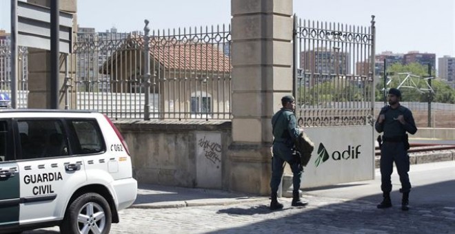 La Guardia Civil registra las sedes de Adif