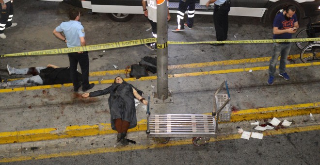 ATTENTION EDITORS - VISUAL COVERAGE OF SCENES OF INJURY OR DEATHCasualties are seen outside Turkey's largest airport, Istanbul Ataturk, Turkey, following a blast, June 28, 2016. REUTERS/Ismail Coskun/IHLAS News Agency. TURKEY OUT. NO COMMERCIAL OR EDITORI