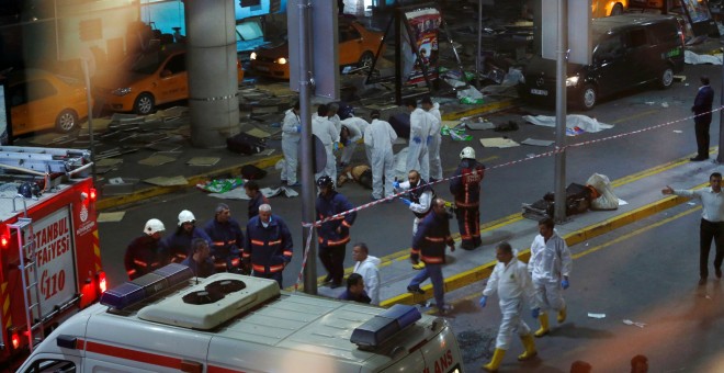 Forensic experts work outside Turkey's largest airport, Istanbul Ataturk, Turkey, following a blast, June 28, 2016. REUTERS/Murad Sezer