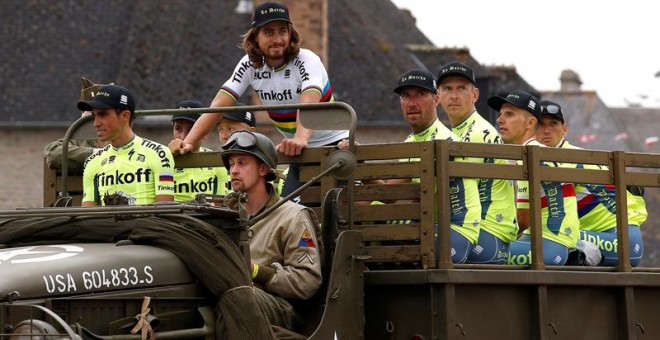 Alberto Contador (2i), Peter Sagan (c) y sus compañeros de Tinkoff llegan a la presentación del equipo en un vehículo militar ayer en Normandía. /EFE