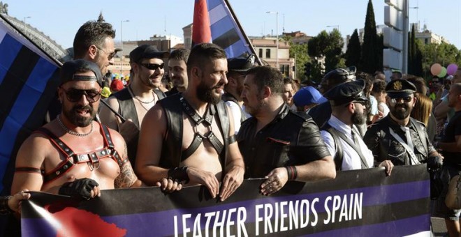 Asistentes a la manifestación del Orgullo LGTB más grande de Europa que recorre el centro de Madrid bajo el lema 'Leyes por la igualdad real ¡ya!. Año de la visibilidad bisexual en la diversidad'. EFE/Víctor Lerena