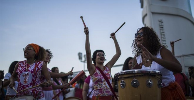 Mujeres participan en la 'Marcha de las Putas' hoy, sábado 2 de julio de 2016, en la playa de Copacabana, en Río de Janeiro (Brasil). Un centenar de feministas participó hoy en la 'Marcha de las Putas' en Río de Janeiro para protestar contra el machismo y