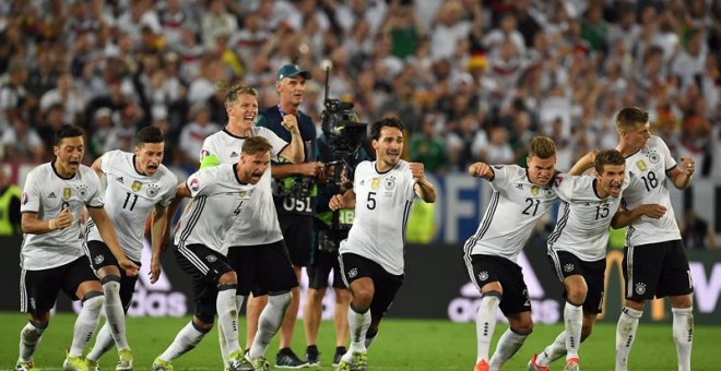 Los alemanes celebran la victoria en penaltis ante Italia.- EFE