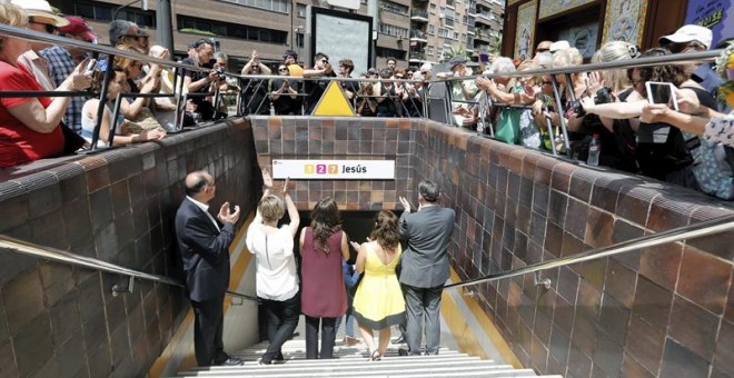 El presidente de la Generalitat, Ximo Puig; la presidenta de la Asociación del accidente de Metrovalencia, Rosa Garrote; la vicepresidenta, Mónica Oltra, y el vicealcalde de Valencia, Joan Calabuig, aplauden tras destapar el nuevo nombre de la estación de