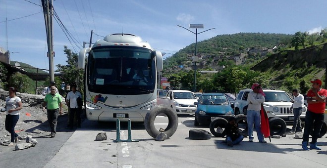 - Fotografía cedida por la agencia Quadratín que muestra a manifestantes que bloquean la Autopista del Sol hoy, viernes 1 de julio de 2016, en Chilpancingo, estado de Guerrero (México). El secretario mexicano de Gobernación, Miguel Ángel Osorio, advirtió