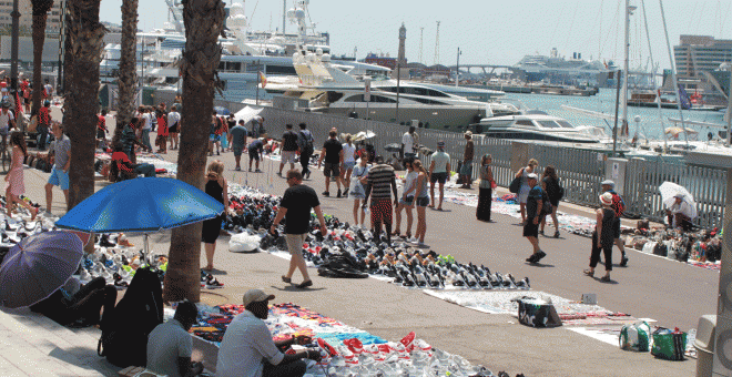 El 'top manta' de la Barceloneta.