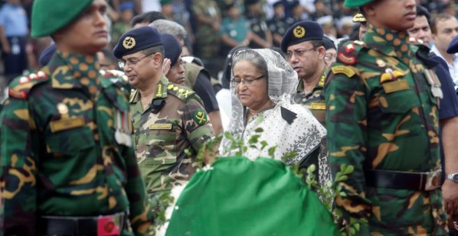 La primera ministra de Bangladesh, Sheikh Hasina, preside un homenaje en honor a los 20 rehenes, la mayoría de ellos extranjeros, y los dos policías que murieron en el ataque yihadista a un restaurante en Dacca. /EFE-STRINGER