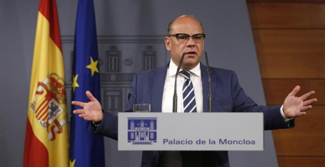 El secretario general de Coalición Canaria (CC), José Miguel Barragán, durante la rueda de prensa que ha ofrecido hoy en en el Palacio de la Moncloa tras la reunión que ha mantenido, junto al presidente de Canarias, Fernando Clavijo, con el jefe del Ejecu