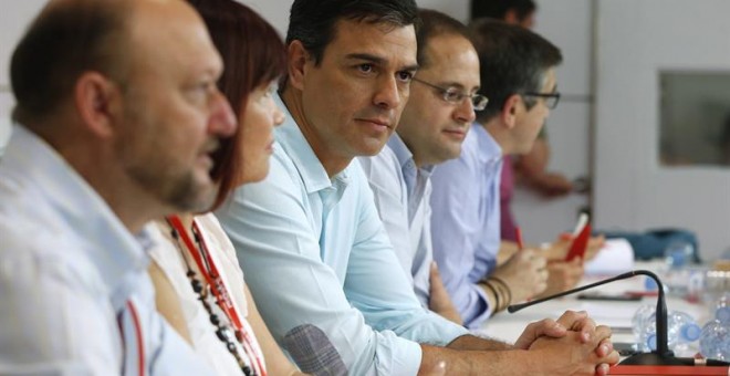 El secretario general del PSOE, Pedro Sánchez (3i), junto al secretario de Organización y Acción electoral, César Luena (2d), y el secretario de Acción Política y Ciudadana, Patxi López (d), la presidenta del partido, Micaela Navarro (2i), y el secretario