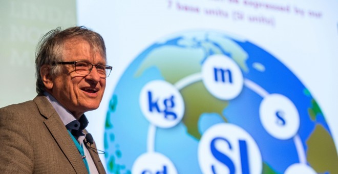 Klaus von Klitzing, premio Nobel de Física, muestra un esquema del Sistema Internacional de Unidades en el foro de Lindau.-J. NIMKE/LINDAU NOBEL LAUREATE MEETINGS