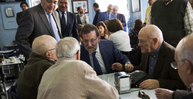 Rajoy con unos pensionistas, en un acto de campaña. / ARCHIVO (EFE)