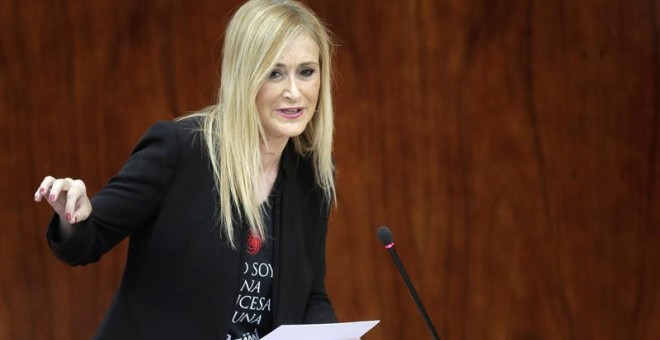 La presidenta de la Comunidad de Madrid, Cristina Cifuentes, durante su intervención hoy en la sesión de control del pleno de la Asamblea de Madrid. EFE/Emilio Naranjo