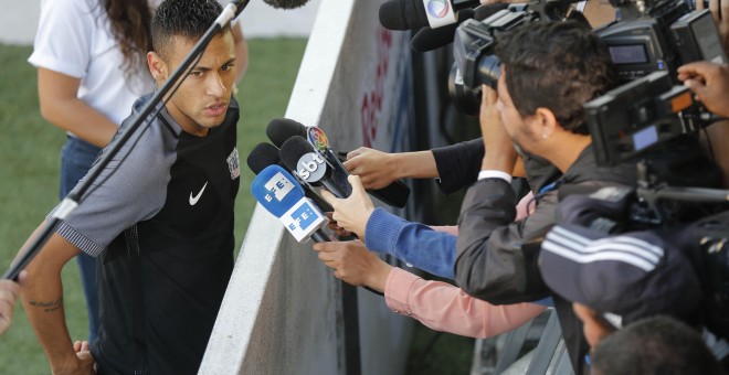 El futbolista brasileño Neymar Jr. (i) ofrece declaraciones después de la final del Torneo Neymar Jr. Five entre Brasil y Holanda hoy, sábado 9 de julio de 2016, en la ciudad de Praia Grande, en el litoral de Sao Paulo (Brasil). El torneo global represent