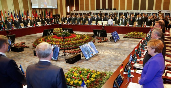 Los líderes reunidos en la cumbre Asia-Europa (ASEM) en Mongolia guardan un minuto de silencio. /REUTERS