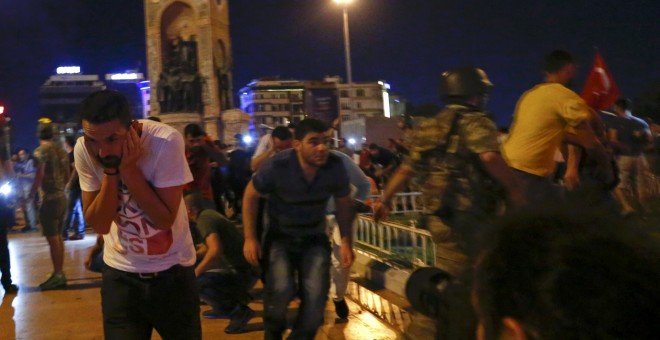 Partidarios del presidente turco Tayyip Erdogan son dispersados con tiros al aire por los militares presentes en la Plaza Taksim, en Estambul. REUTERS/Murad Sezer