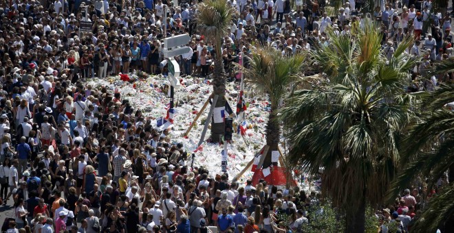 Centenares de personas abarrotan el Paseo de los Ingleses donde tuvo lugar la masacre de Niza durante el minuto de silencio este lunes/REUTERS