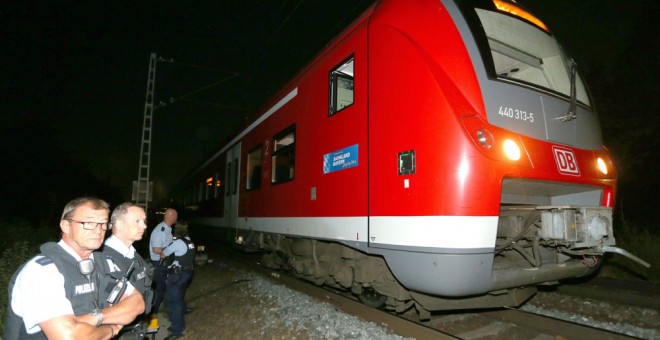 Policías inspeccionan el tren donde se produjo el ataque. EFE