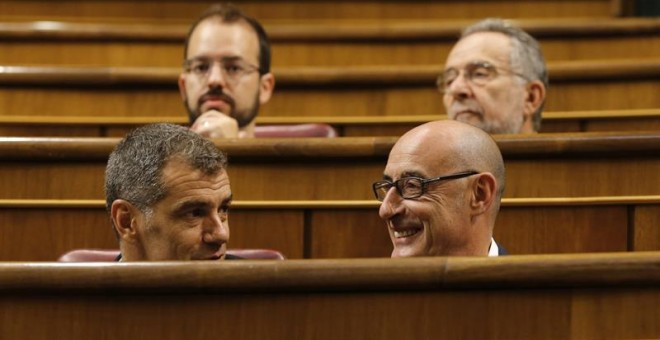 Los diputados de Ciudadanos Toni Cantó y Félix Álvarez ocupan su escaño en el hemiciclo del Congreso, donde hoy tiene lugar la sesión constitutiva de las Cortes Generales de la XII Legislatura. EFE/Ballesteros