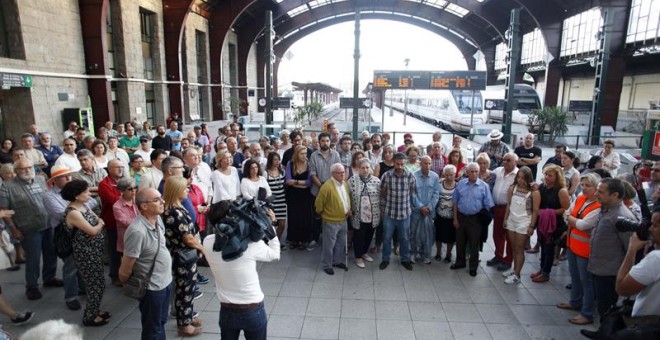 Familiares y amigos de las víctimas del accidente del tren Alvia ocurrido hoy hace tres años, junto a miembros de la corporación municipal del concello de A Coruña entre los que se encuentra el alcalde, Xulio Ferreiro (c), durante el minuto de silencio ll