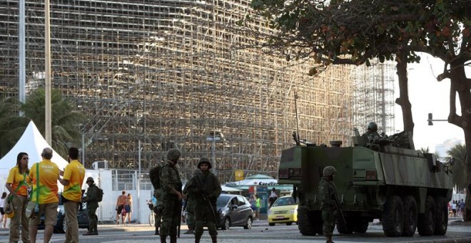 - Autoridades brasileñas vigilan las instalaciones de los Juegos Olímpicos Río 2016 en Río de Janeiro (Brasil) hoy, domingo 24 de julio de 2016.