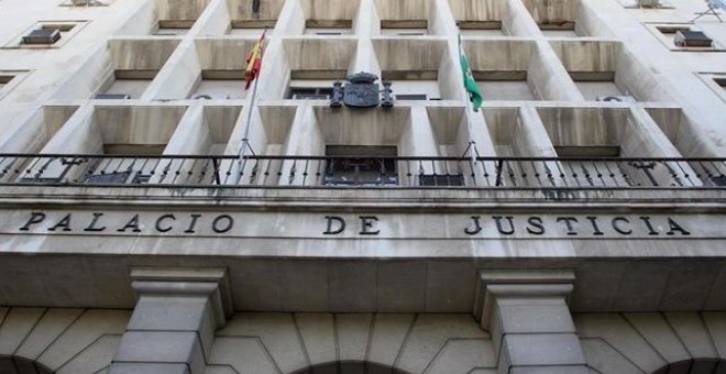 Fachada de la Audiencia Provincial de Sevilla donde un hombre ha sido condenado a 27 años de cárcel por abusar de dos niñas de 6 y 11 años en la localidad sevillana de Los Palacios. EFE/Archivo