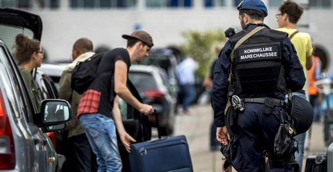 Policías militares holandeses en el aeropuerto de Schiphol en Ámsterdam.- REMKO DE WAAL (EFE)