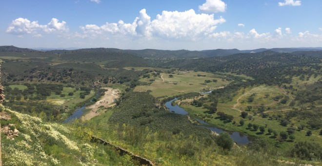 A la derecha de la foto, emplazamiento del campamento de Coitadinha, que se encuentra en la tuta de senderismo entre Oliva de la frontera y Barrancos.- GARCÍA LONGÁS