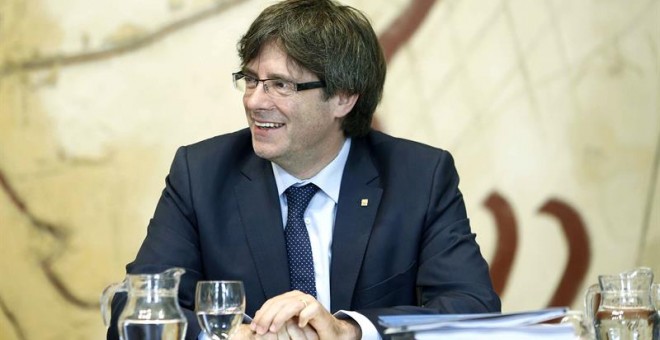 El presidente de la Generalitat, Carles Puigdemont, durante la última reunión ordinaria antes de las vacaciones de verano. EFE/ Andreu Dalmau