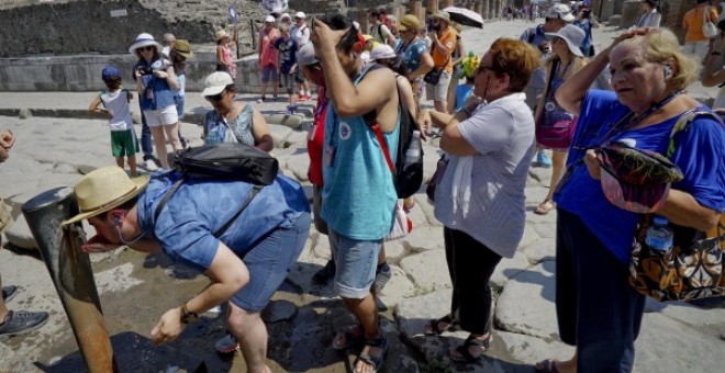 Turistas se refrescan en Pompeya (Italia)./ EFE