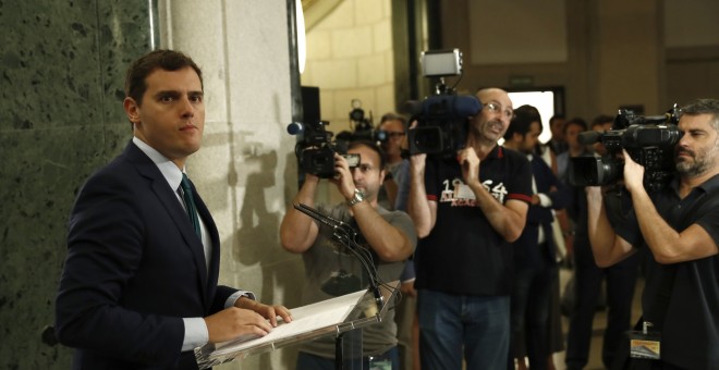 El líder de Ciudadanos, Albert Rivera, durante la rueda de prensa que ha ofrecido en el Congreso tras la reunión con el jefe del Ejecutivo en funciones, Mariano Rajoy. EFE/Chema Moya