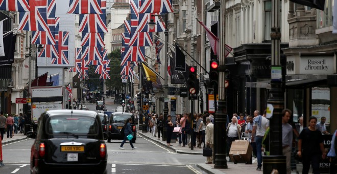 Varias personas caminan por New Bond Street, una de las principales calles comerciales de Londres. REUTERS/Peter Nicholls