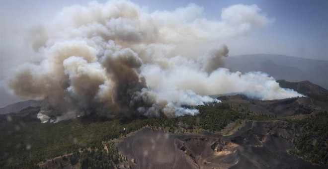 Fotografía aérea facilitada por el Gobierno de Canarias del incendio que se declaró ayer en la isla de La Palma. EFE