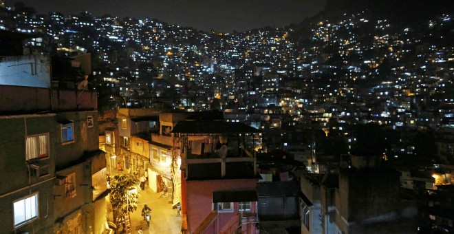 Una imagen nocturna de la favela Rocinha. - REUTERS