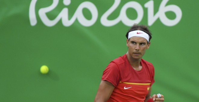 Rafa Nadal devuelve una bola al argentino Delbonis. /REUTERS