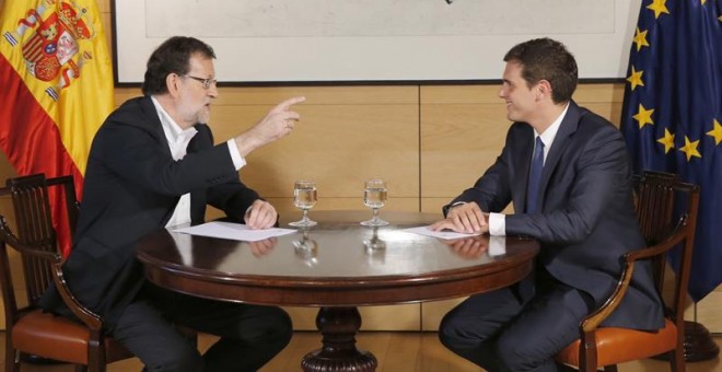 El presidente del Gobierno en funciones y del PP, Mariano Rajoy (i), durante la reunión de hoy en el Congreso. EFE/Mariscal