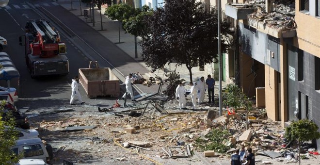 Vista del estado en el que ha quedado la vivienda de Tudela (Navarra) tras la explosión y posterior incendio de esta madrugada/EFE