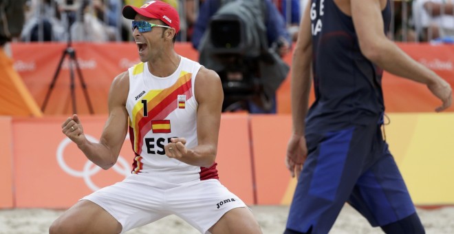 Pablo Herrera celebra un punto ante EEUU en voley playa. /REUTERS