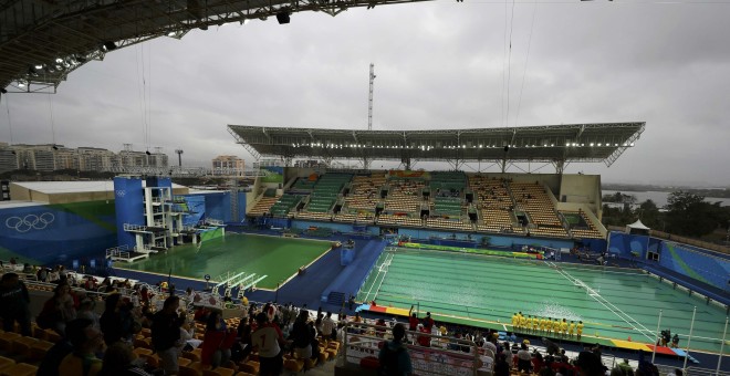 El color verdoso de las piscinas de saltos y waterpolo en Río. /REUTERS