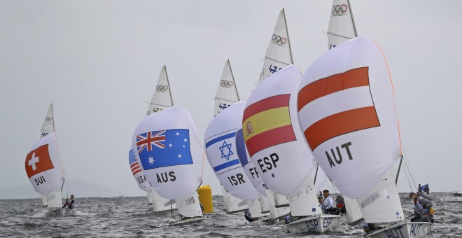 El 470 español de Jordi Xammar y Joan Herp durante la primera jornada de competición. /REUTERS