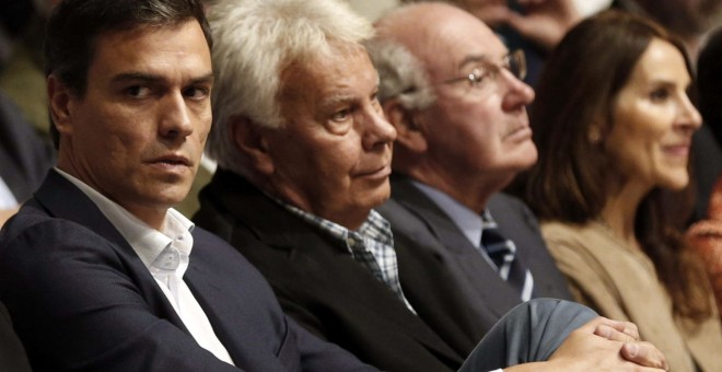 Pedro Sánchez y Felipe González en el homenaje a Txiki Benegas. -EFE