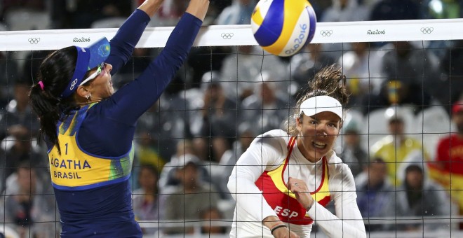 Elsa Baquerizo anota un punto ante Brasil en voley playa. /REUTERS