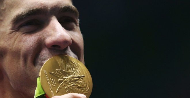 Phelps besa en su despedida de Río su 28ª medalla. REUTERS/Marcos Brindicci