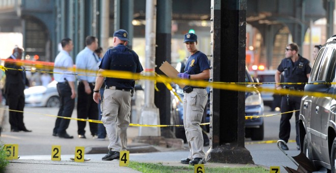 Miembros de la Policía de Nueva York acordonan la escena del crimen donde un iman y su ayudante fueron tiroteados. REUTERS/Stephanie Keith