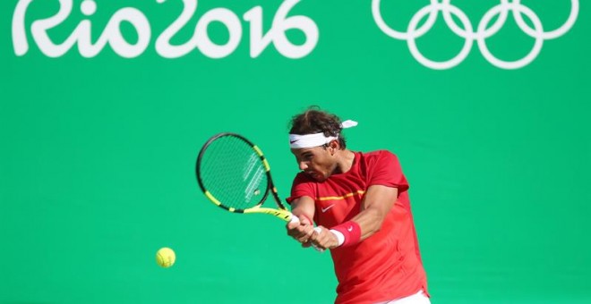 Nadal golpea la bola en un momento del partido ante Nishikori. EFE/LEONARDO MUÑOZ