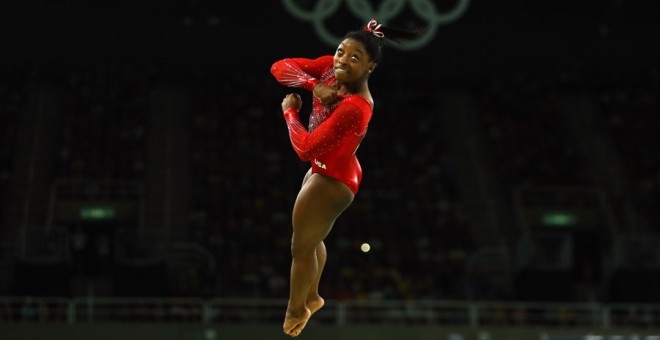 Simone Biles, durante su ejercicio. REUTERS/Mike Blake